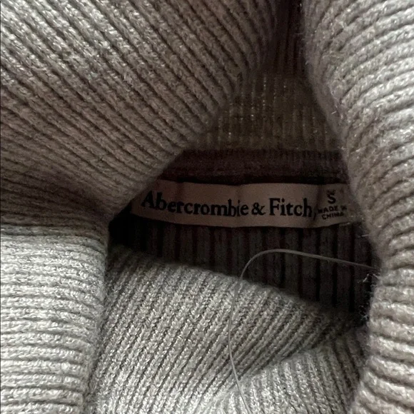 Abercrombie and Fitch Gray Ribbed Turtleneck Sweater - Picture 4 of 4